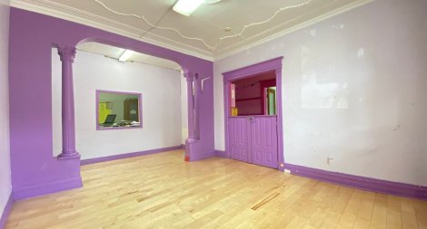 Une salle avec des colonnes du triplex rose &agrave; Villeray. Bonjour les princesses!