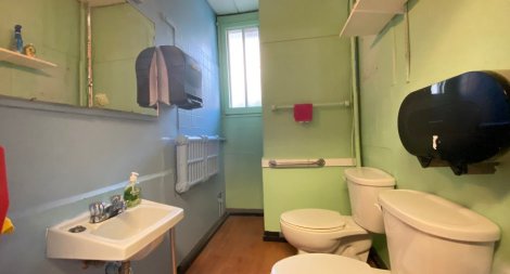 La salle de bain d'un triplex &agrave; vendre dans Villeray.