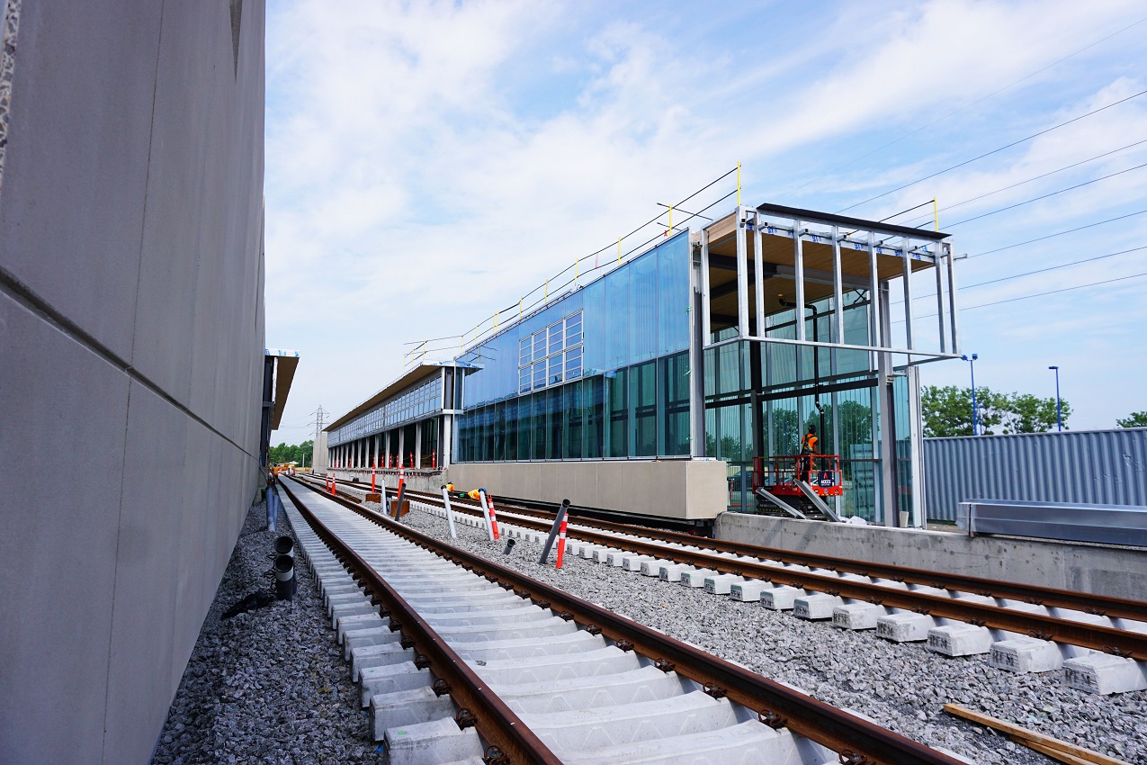 Les rails sont installés à la station Du Ruisseau