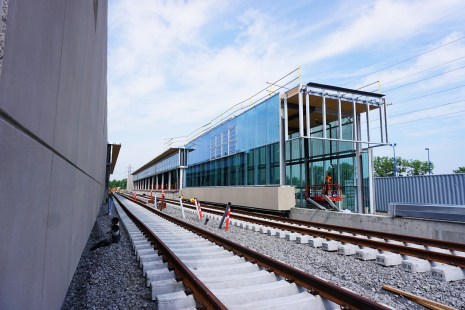Les rails sont installés à la station Du Ruisseau