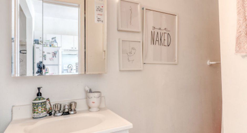 Une salle de bain d'un des trois logements du triplex rose en vente à Villeray.