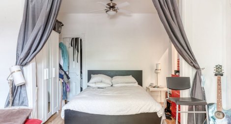 Une chambre du triplex rose &agrave; vendre dans Villeray, dans un des trois logements.