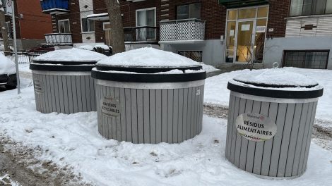 Trois conteneurs semi-enfouis dans la neige