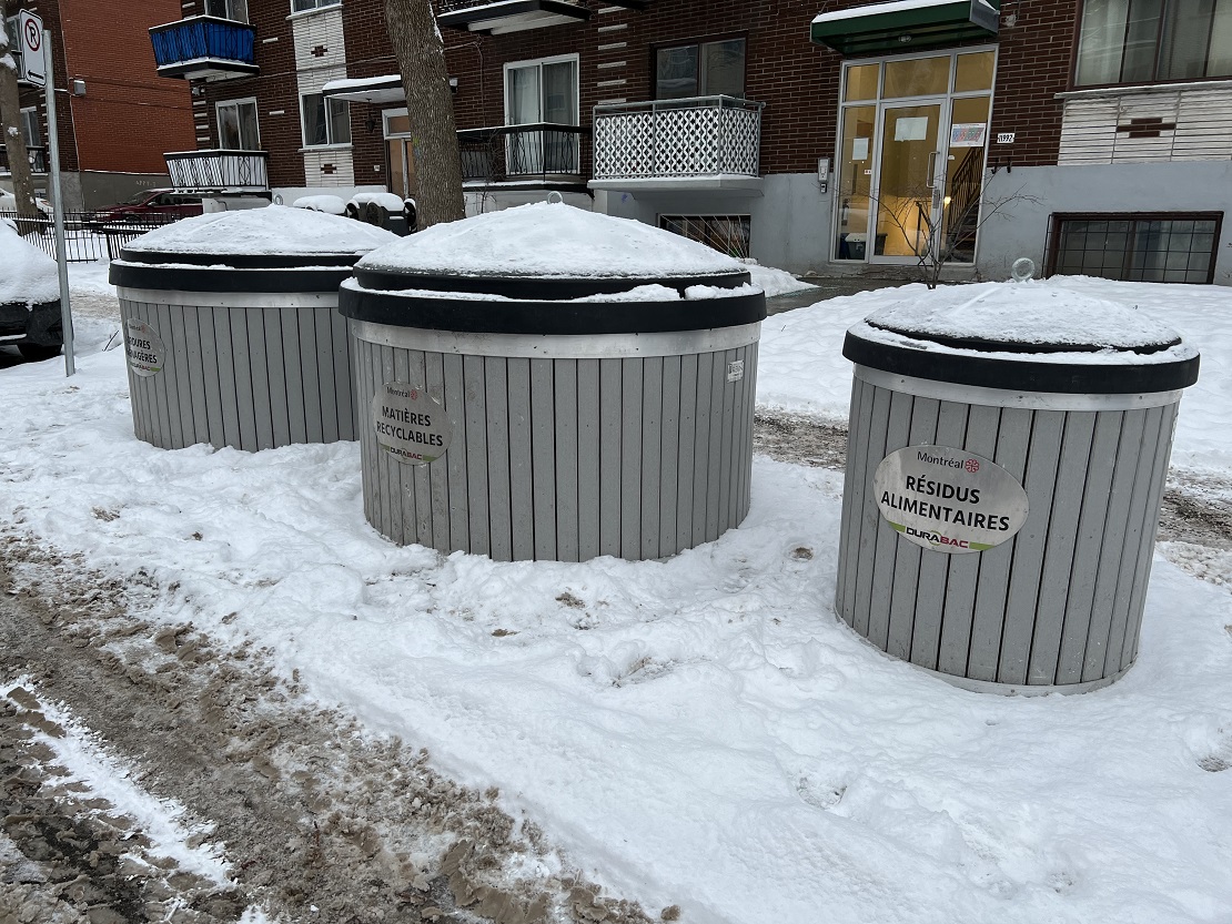 Trois conteneurs semi-enfouis dans la neige