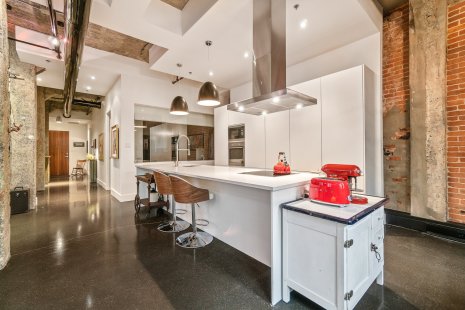 Une cuisine et un corridor de condo luxueux de style urbain.