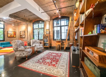 Le salon d'un condo luxueux style loft et urbain, à Ville-Marie.