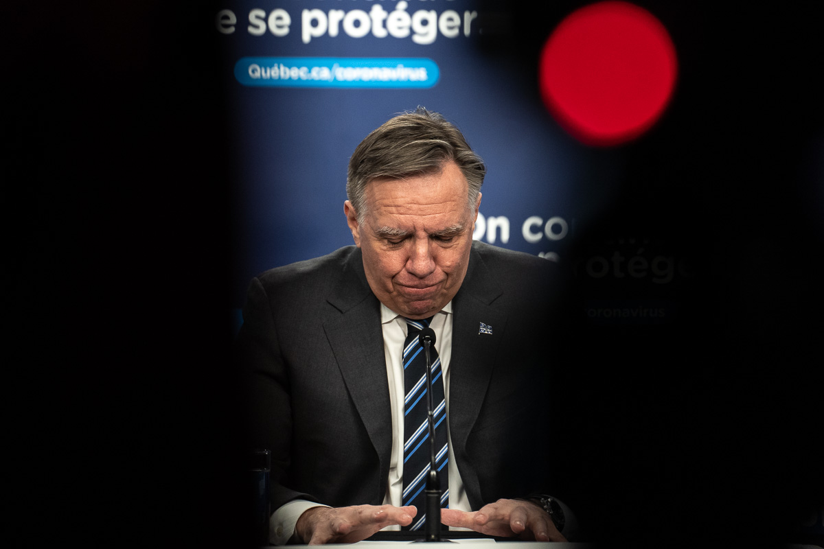 Le premier ministre François Legault encadré par des zones d'ombres lors d'un point de presse sur la covid-19