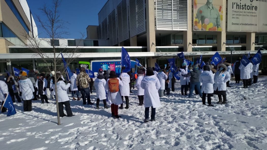 Une cinquantaine de membres de personnel de laboratoire se sont réunis devant l'Hôpital Maisonneuve-Rosemont mardi.