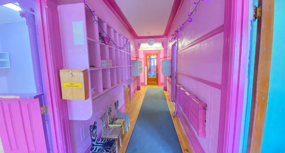Un corridor rose bonbon d'un triplex à vendre dans Villeray.