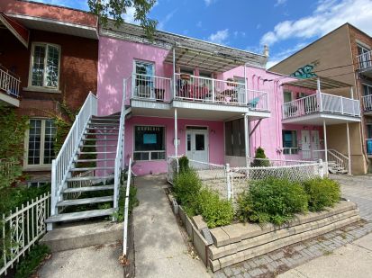 La fa&ccedil;ade de ce triplex &agrave; vendre dans le quartier Villeray &agrave; Montr&eacute;al est toute rose.