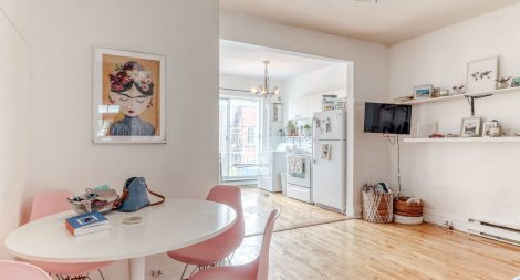 La salle d'un des logements d'un triplex &agrave; vendre &agrave; Villeray.