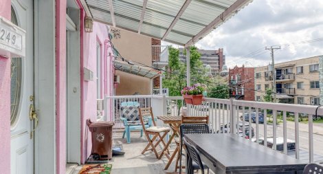 Le balcon d'un triplex &agrave; vendre dans Villeray, &agrave; Montr&eacute;al.