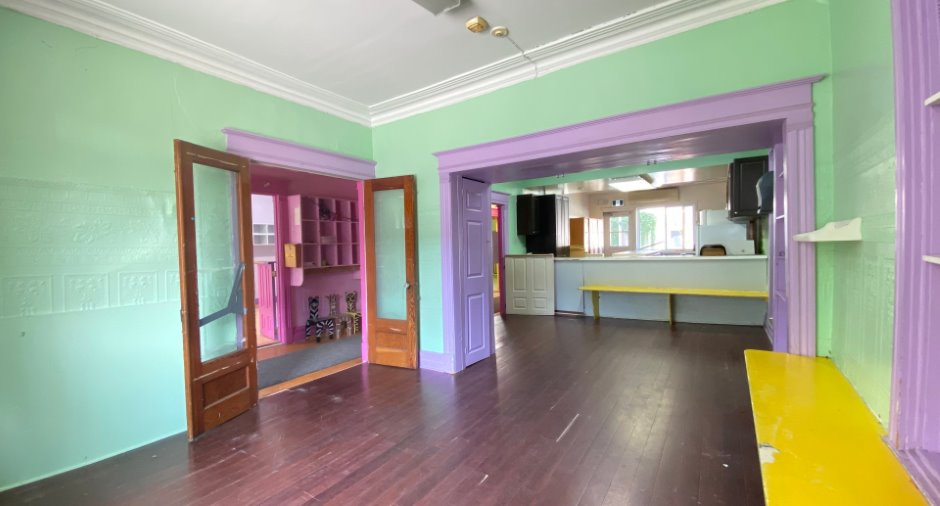 Une salle verte et mauve dans un triplex à vendre dans le quartier Villeray, à Montréal.