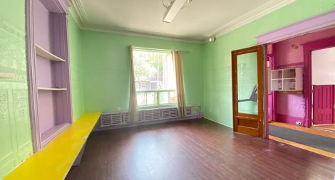 Un salon d'un triplex &agrave; vendre &agrave; Villeray, &agrave; Montr&eacute;al. Les murs sont verts et jaunes.