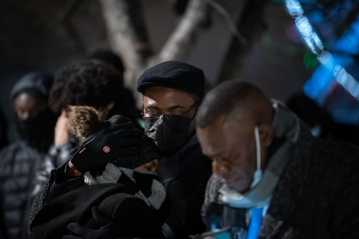 Gamaniel Valcin, sa famille et ses proches lors d'un hommage tenu à la suite du décès de Riley Valcin.