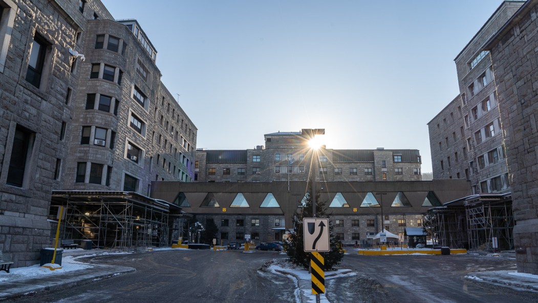 L'ancien hôpital Hôtel-Dieu de Montréal.