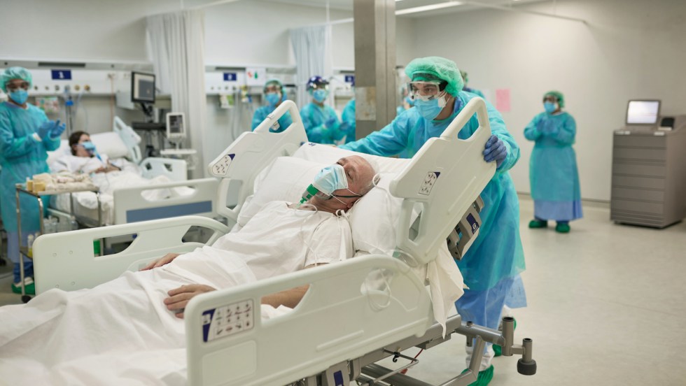 Des travailleurs de la santé prennent soin de patients atteints de la COVID-19 dans un hôpital