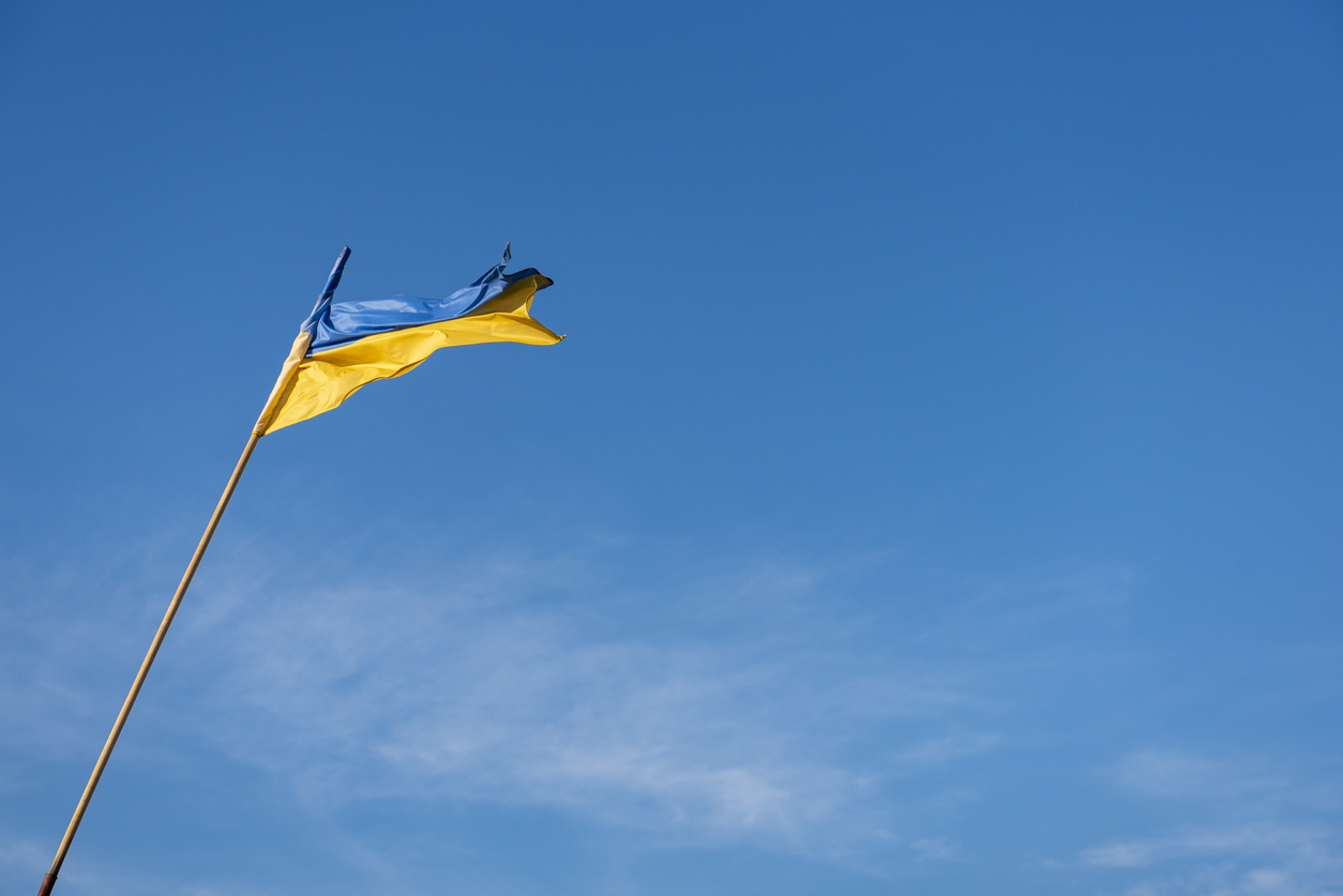 drapeau de l'Ukraine qui vole dans le ciel à Kramatorsk