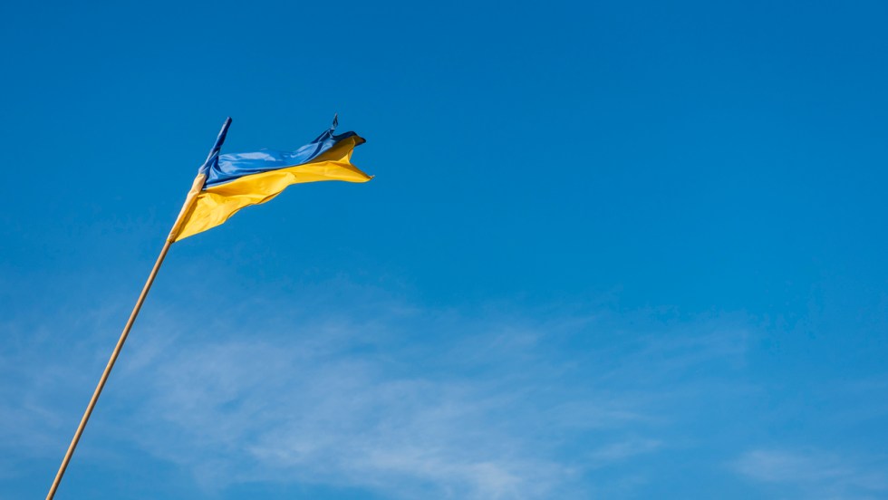 drapeau de l'Ukraine qui vole dans le ciel à Kramatorsk