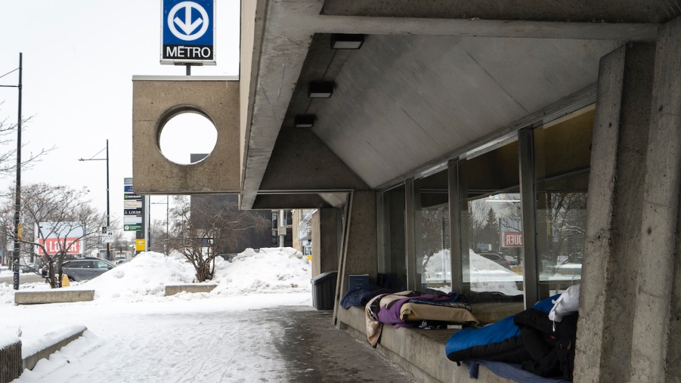 Des effets personnels d'une personne itinérante devant la station de métro Langelier, au lendemain d'une vague de froid intense à Montréal.