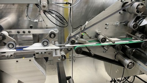 Les masques sont coup&eacute;s avant de passer le contr&ocirc;le de qualit&eacute;