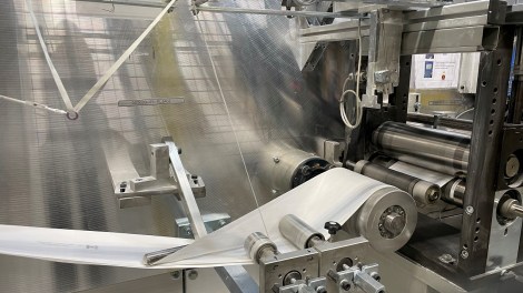 Le tissus des masques N95 est cousu avant que les masques soient découpés