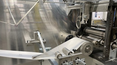 Le tissus des masques N95 est cousu avant que les masques soient d&eacute;coup&eacute;s