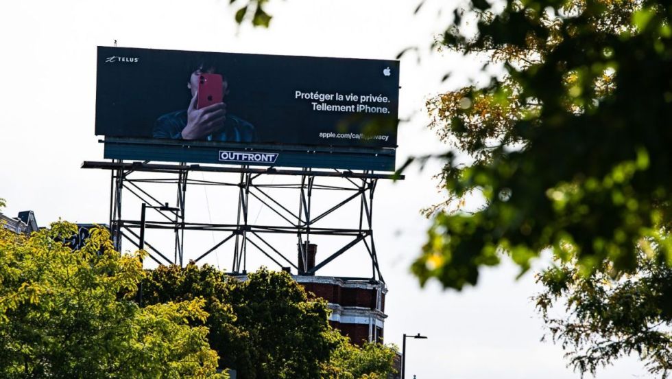 Une enseigne publicitaire sur l'avenue du Parc