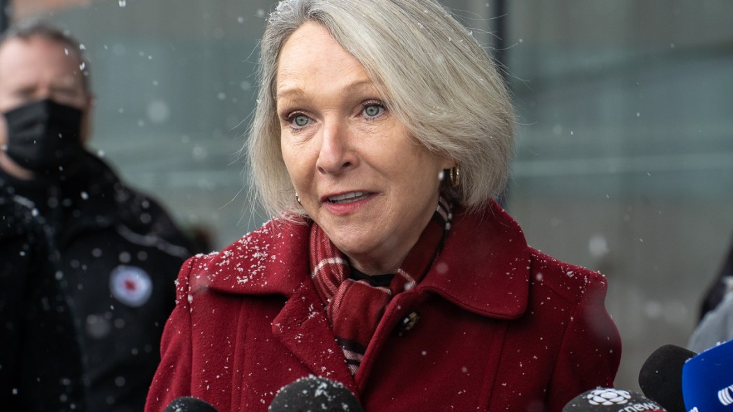 La présidente-directrice générale du CIUSSS du Centre-Sud-de-l'Île-de-Montréal, Sonia Bélanger, devant des micros lors d'un point de presse sur la cinquième vague de covid-19.