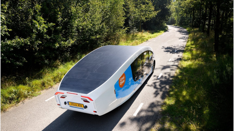 Stella Vie peut se déplacer de façon légale sur les routes puisqu'elle a une plaque d'immatriculation en règle. stella vie panneaux solaires toit route légal plaque immatriculation