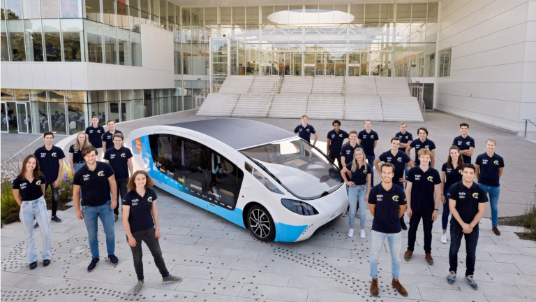 Une équipe de 22 étudiants néerlandais ont lancé la toute première voiture fonctionnant qu'à l'énergie solaire! étudiants université technique eindhover pays-bas voiture solaire énergie