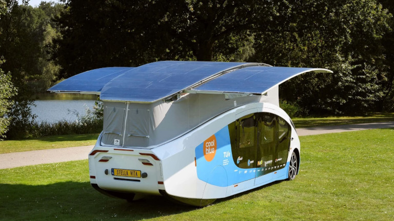 Le véhicule a sur son toit un panneau solaire de 17,5 mètres carrés, lui permettant d'amasser l'énergie du soleil. véhicule solaire panneaux solaires toit stella vie pays-bas énergie
