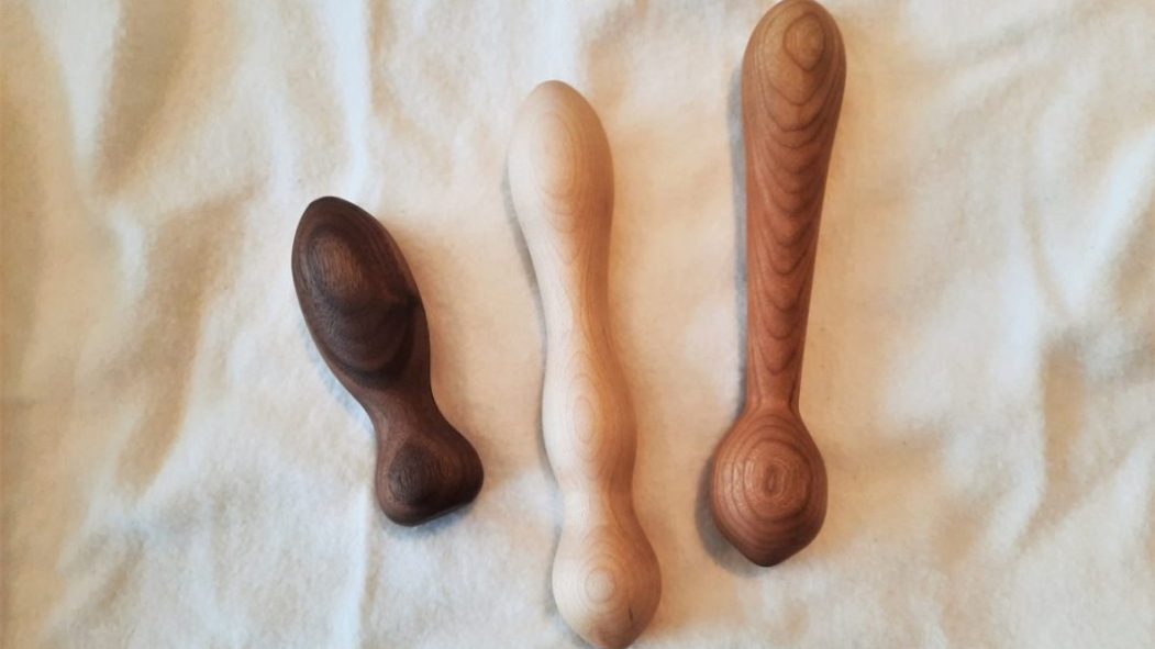 Des dildos en bois de tailles différentes.