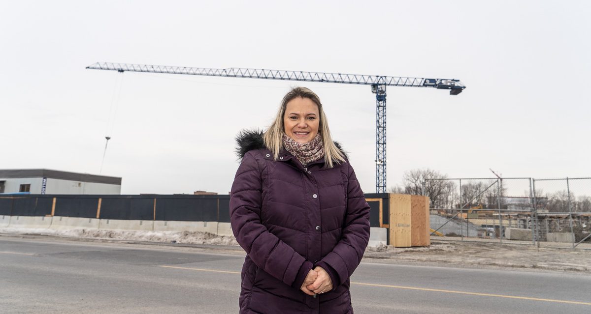 Christine Black devant le chantier de l'école secondaire.