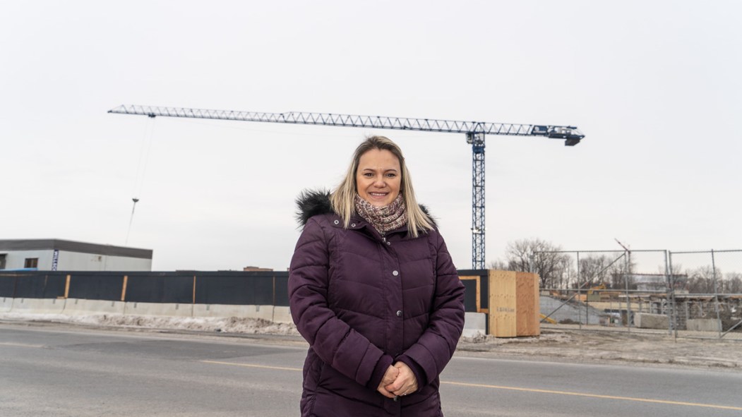 Christine Black devant le chantier de l'école secondaire.