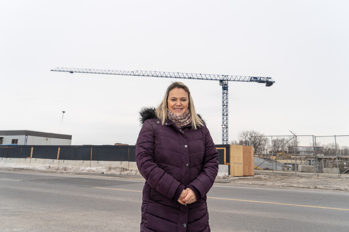 Christine Black devant le chantier de l'école secondaire.
