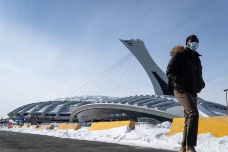 Le biodôme et la tour du Stade olympique en hiver.