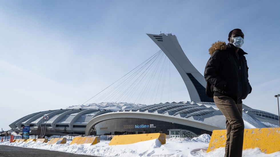 Le biodôme et la tour du Stade olympique en hiver.