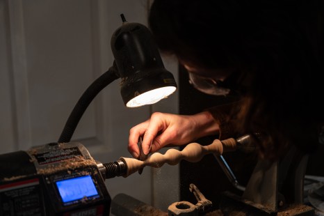 Un participant à un atelier de fabrication de dildo utilisant le tour à bois.
