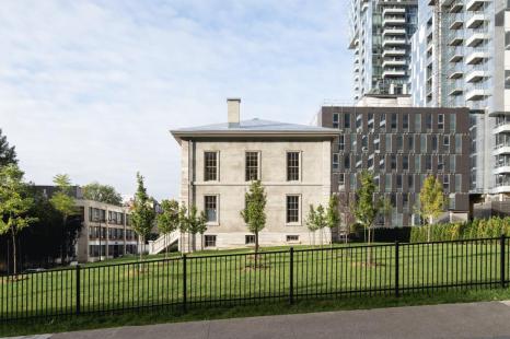 Le c&ocirc;t&eacute; de la Maison Louis-Hippolyte-La Fontaine.