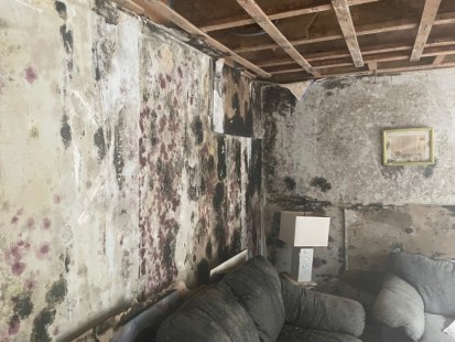 La salle de s&eacute;jour de la maison.