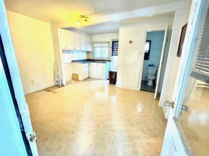 La salle d'entr&eacute;e et le coin cuisine d'une maison &agrave; vendre &agrave; Ahuntsic-Cartierville.