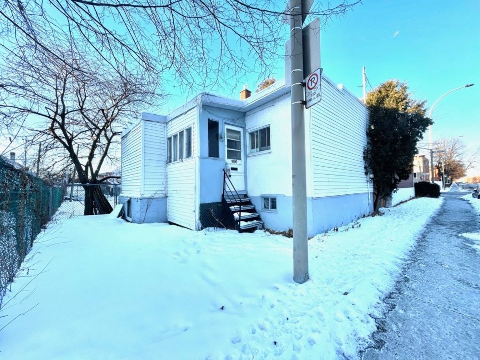 Voici la maison la plus triste de Montréal à vendre dans Ahuntsic-Cartierville.