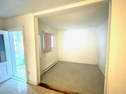 Le salon d'une maison &agrave; vendre dans Ahuntsic-Cartierville.