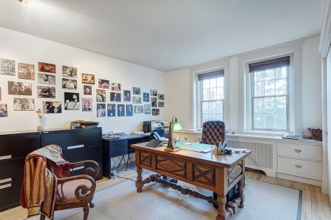 Une chambre reconvertie en bureau. 