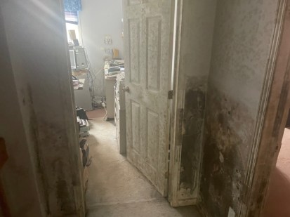Un corridor avec de la moisissure.