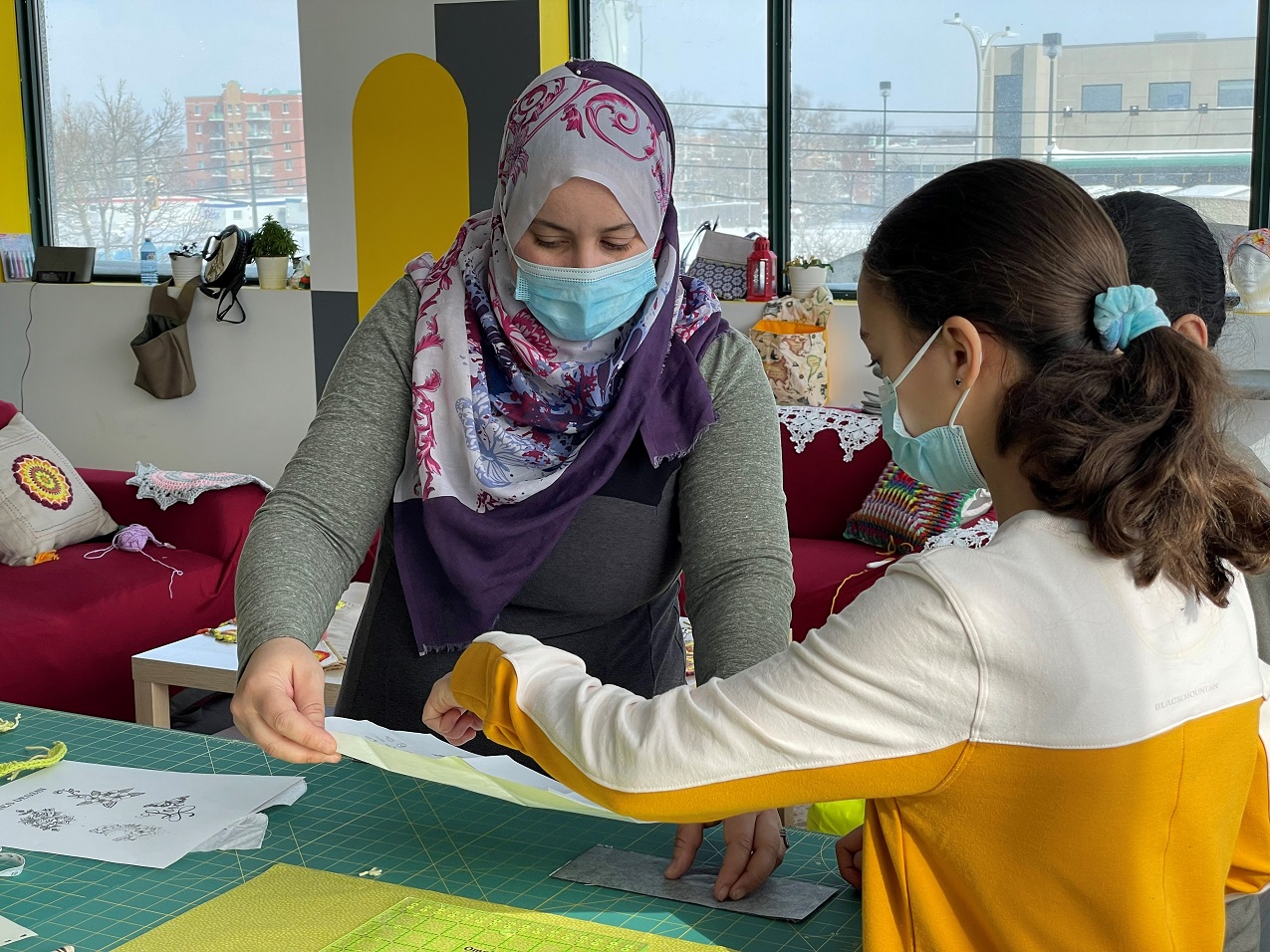 Hakima Soualah en action à son école de couture.