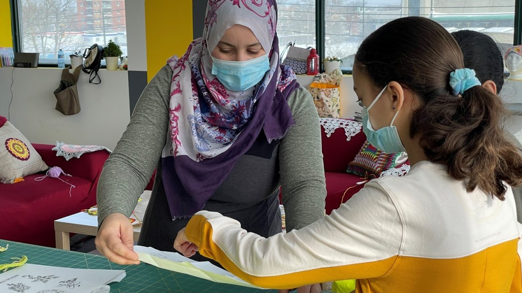 Hakima Soualah en action à son école de couture.