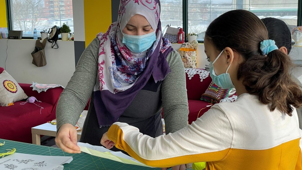 Hakima Soualah en action à son école de couture.