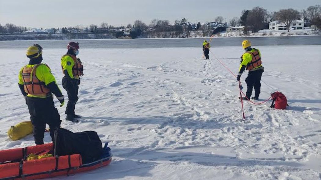 Sauvetage sur glace: secourir les gens sur le fleuve l’hiver
